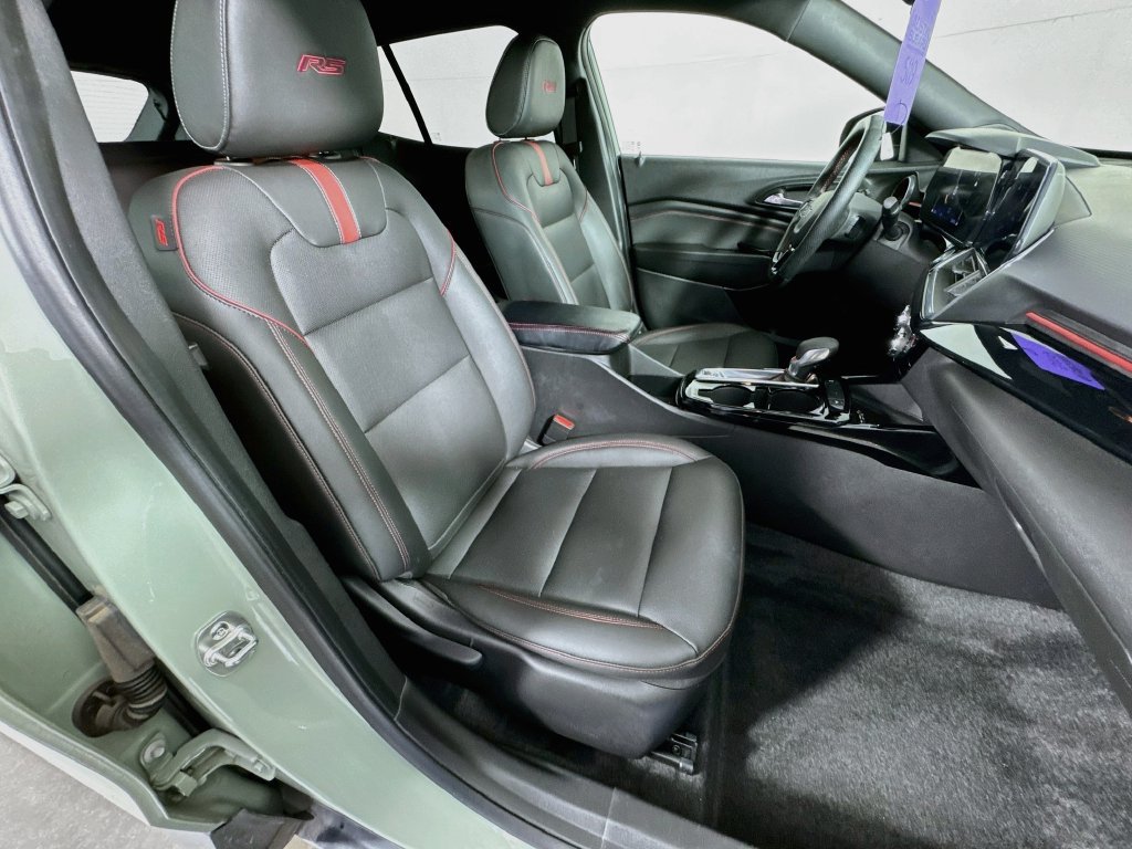 Used 2024 Chevrolet Trax RS w/ Sunroof Package FWD image 34