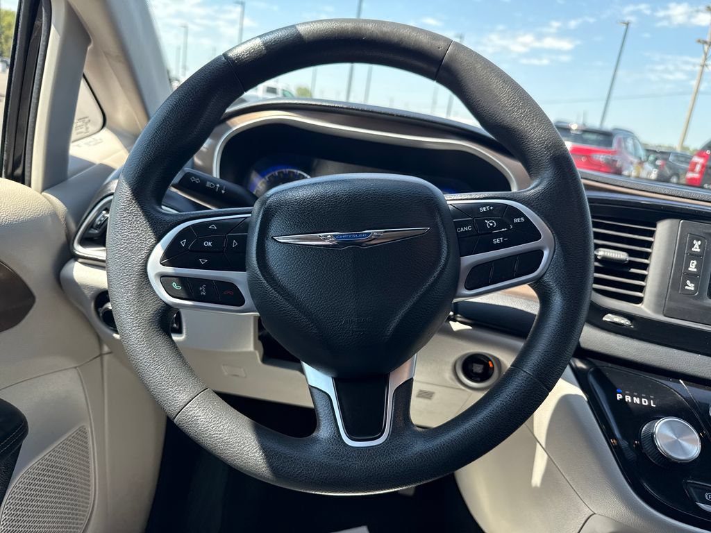 Used 2017 Chrysler Pacifica Touring FWD image 14