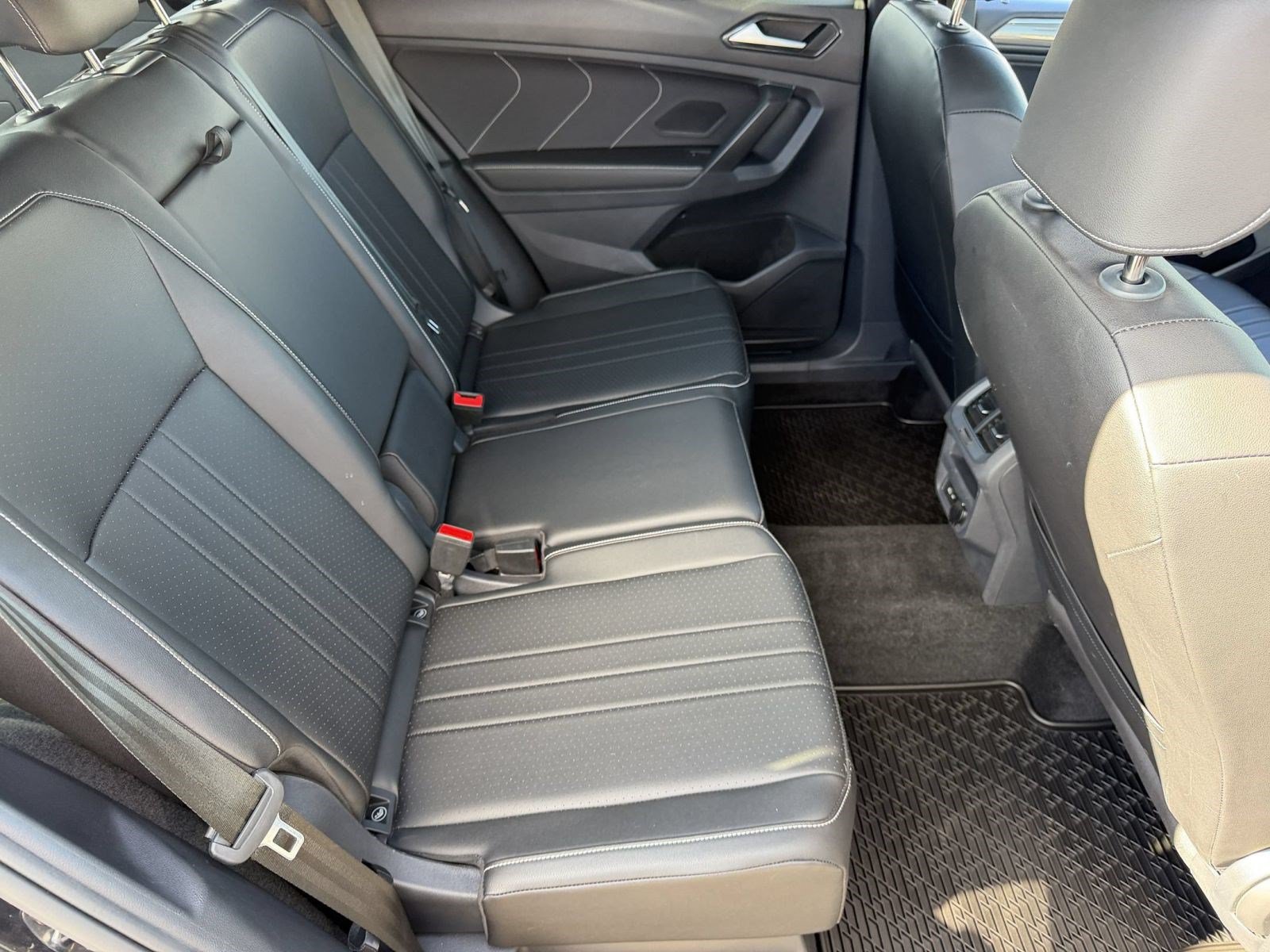 Used 2023 Volkswagen Tiguan SE R-Line AWD/4WD image 30
