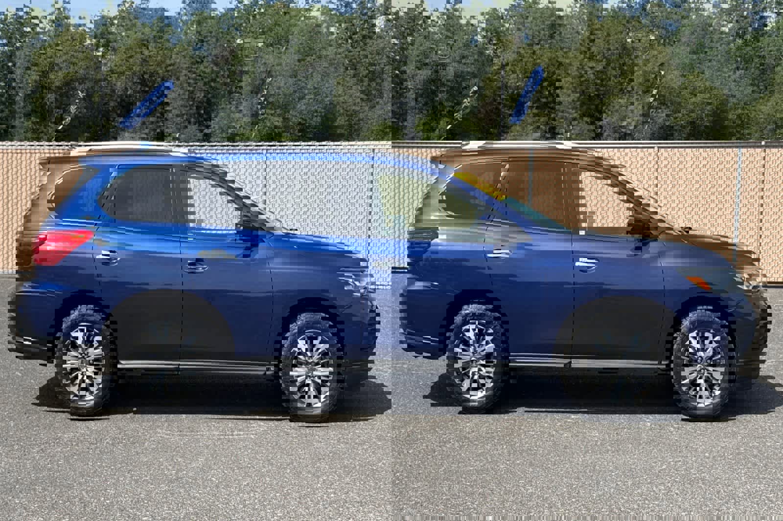 Used 2020 Nissan Pathfinder SV image 2