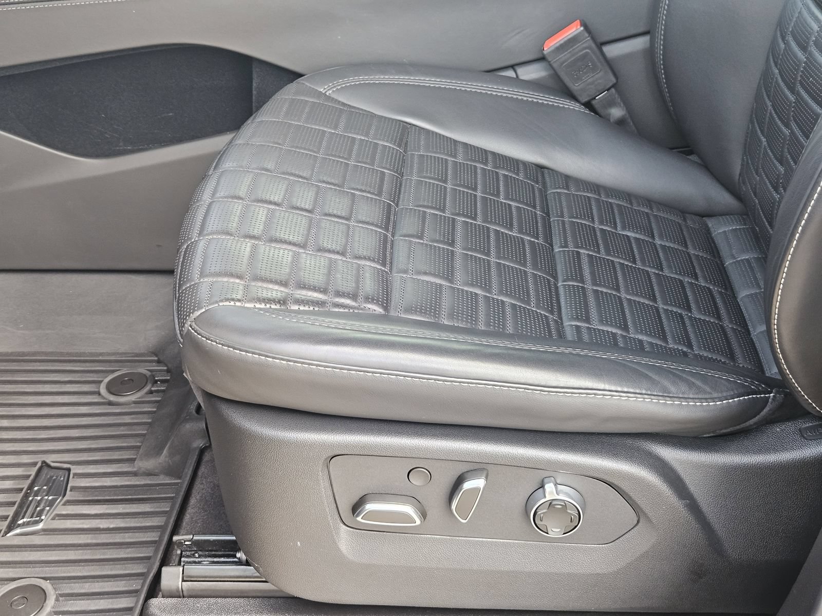 Certified 2025 Cadillac Escalade Sport Platinum w/ LPO, Floor Liner Package AWD/4WD image 29