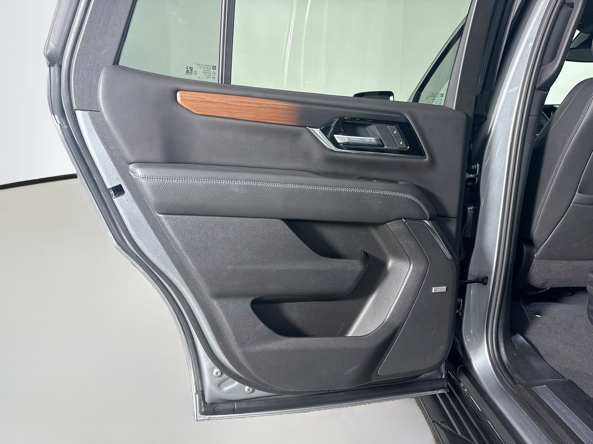 Used 2025 GMC Yukon Denali RWD image 26