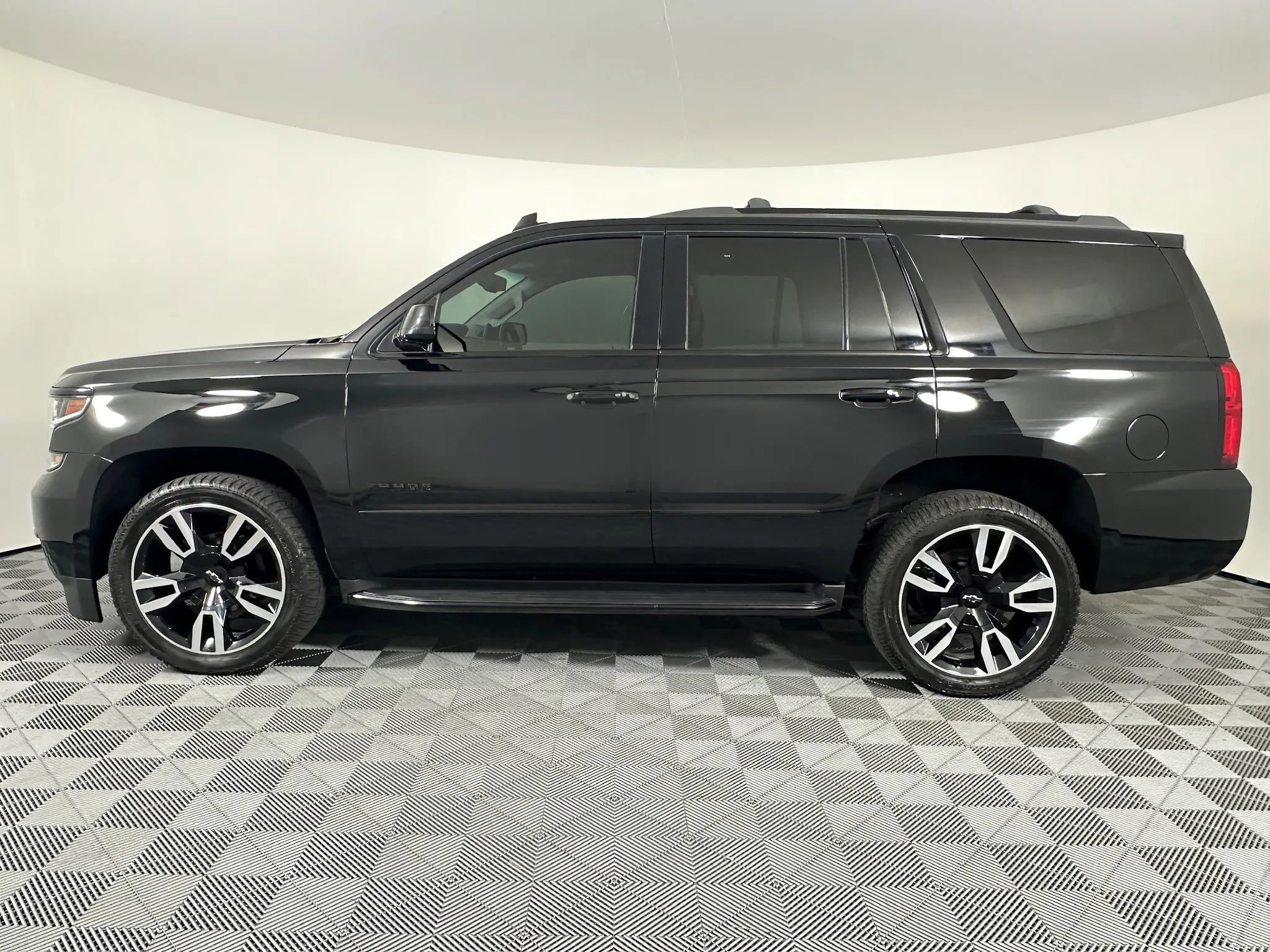 Used 2019 Chevrolet Tahoe Premier AWD/4WD image 7