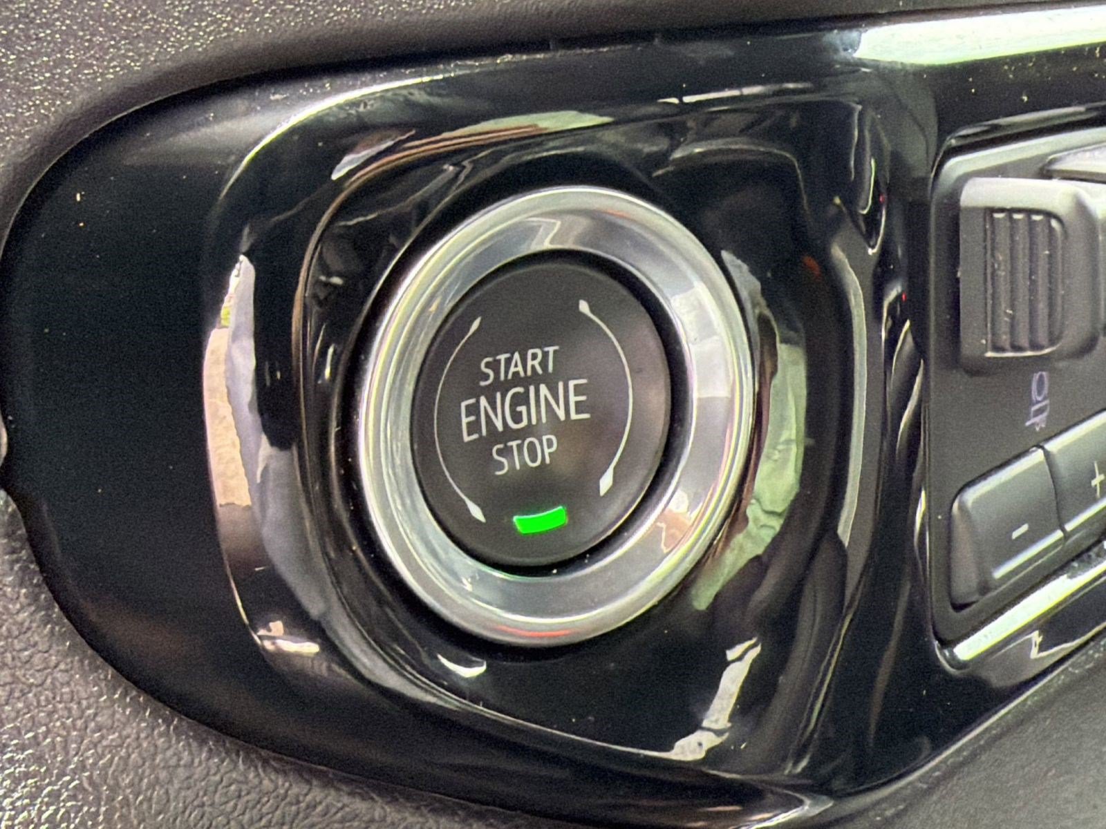 Certified 2025 Chevrolet Silverado 1500 RST AWD/4WD image 27
