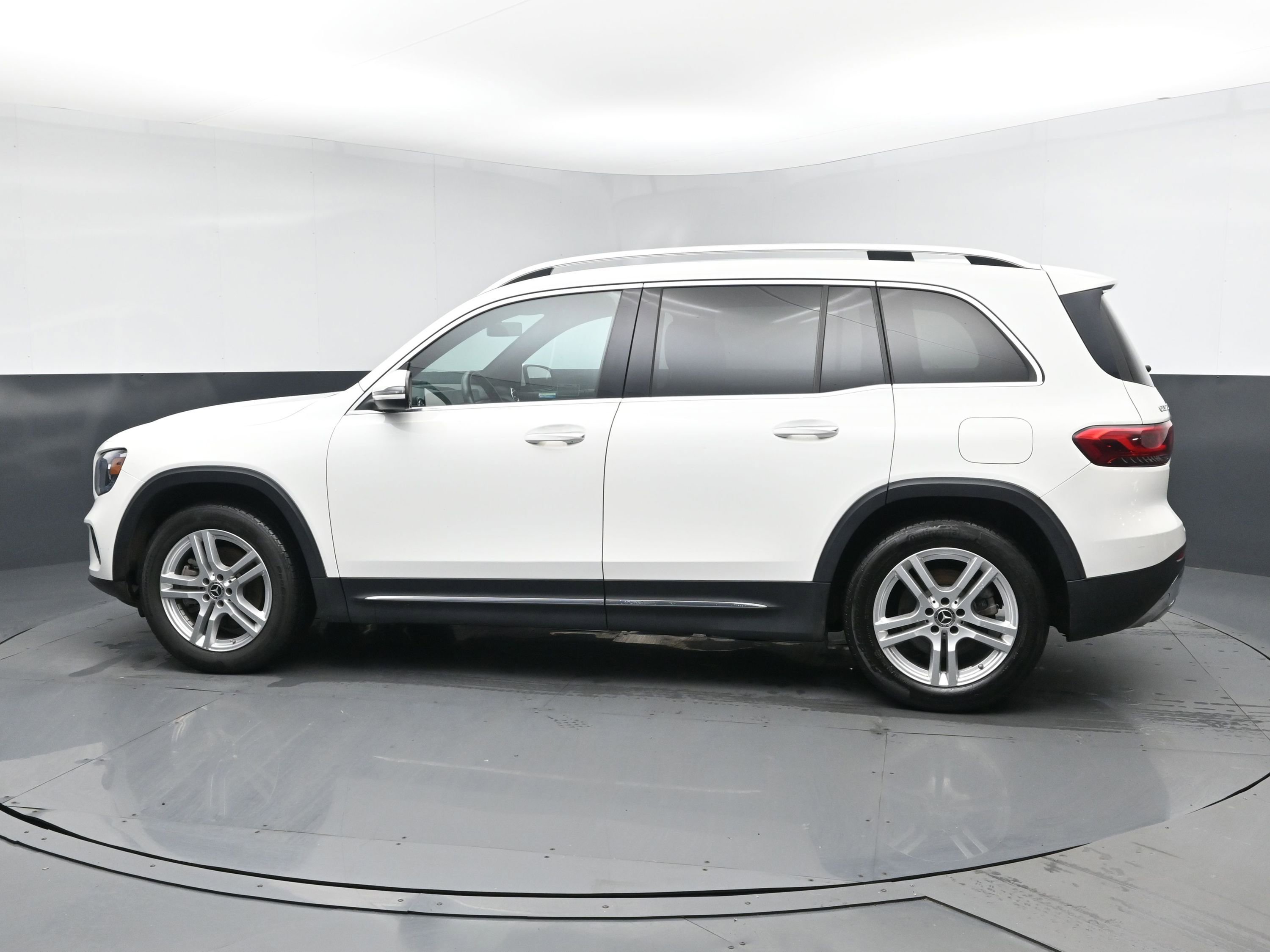 Used 2021 Mercedes-Benz GLB 250 4MATIC w/ Premium Package image 4