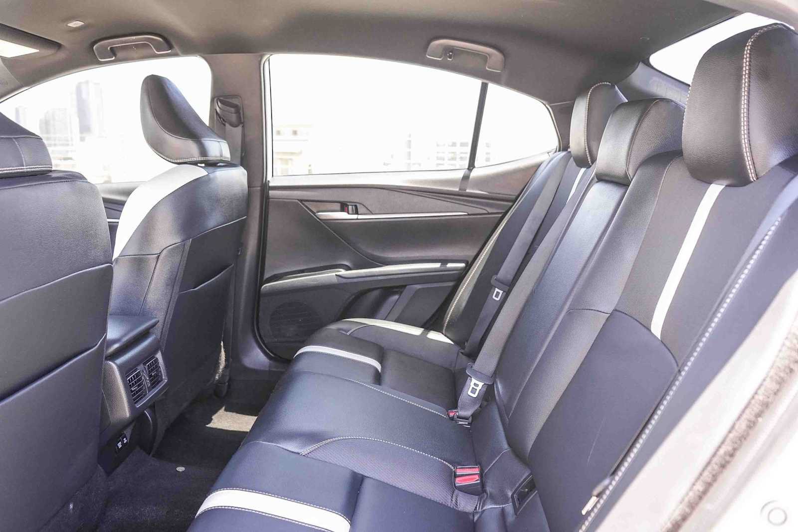 Used 2025 Toyota Camry SE FWD image 19