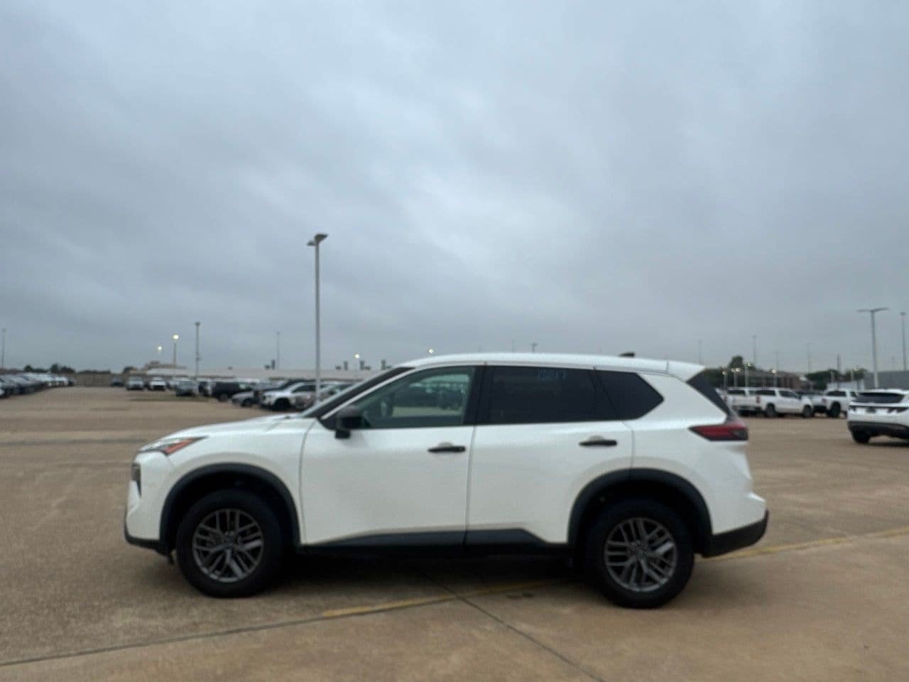 Used 2024 Nissan Rogue S AWD/4WD image 14