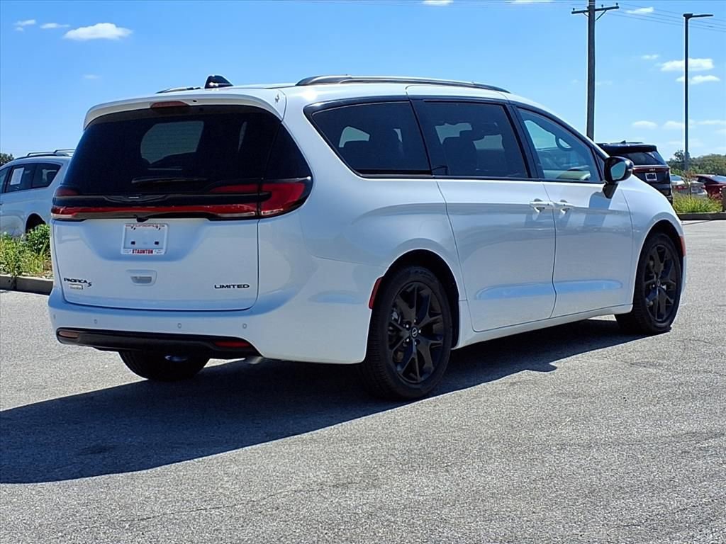 New 2026 Chrysler Pacifica Limited image 2
