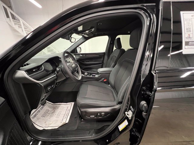 Used 2024 Jeep Grand Cherokee Laredo X RWD image 22