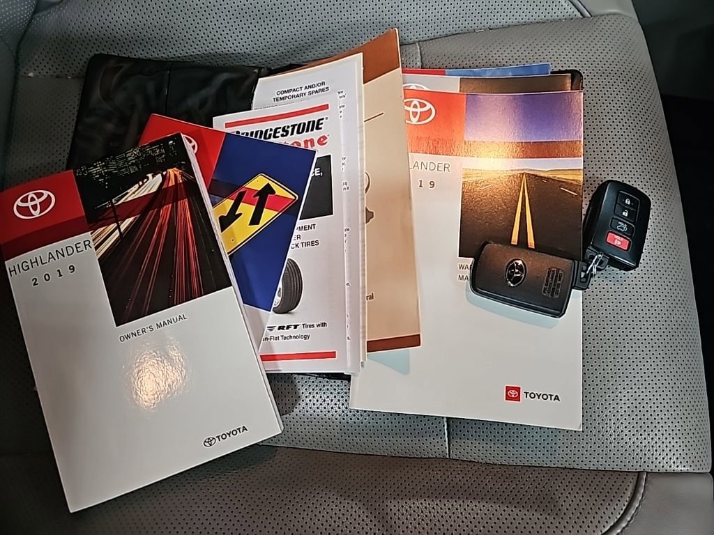 Used 2019 Toyota Highlander Limited FWD image 17