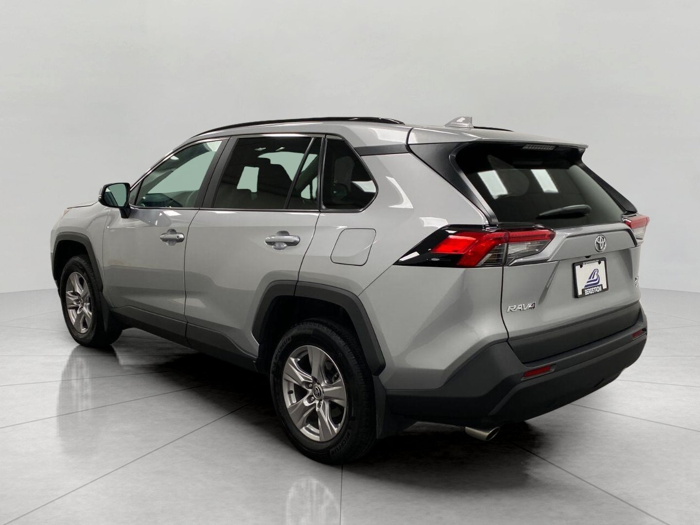 Used 2025 Toyota RAV4 XLE AWD/4WD image 7