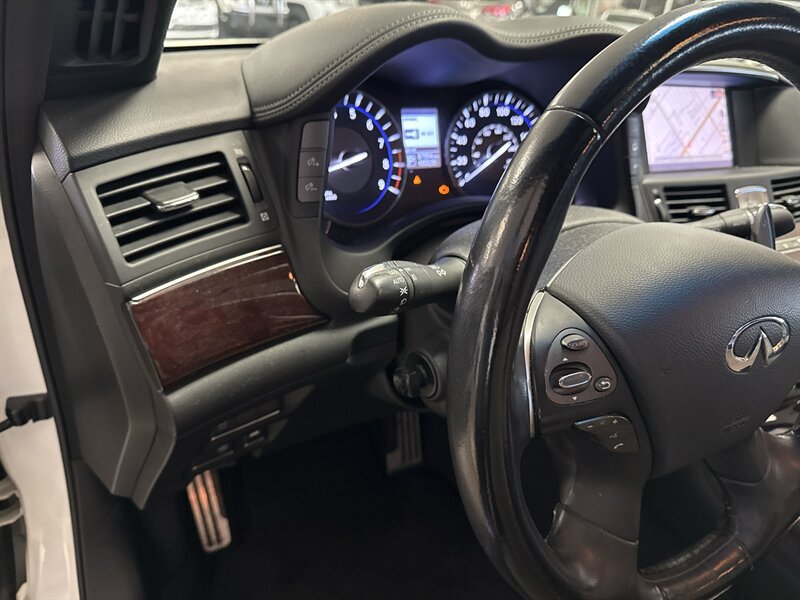Used 2015 INFINITI Q70 3.7 w/ Sport Package RWD image 17