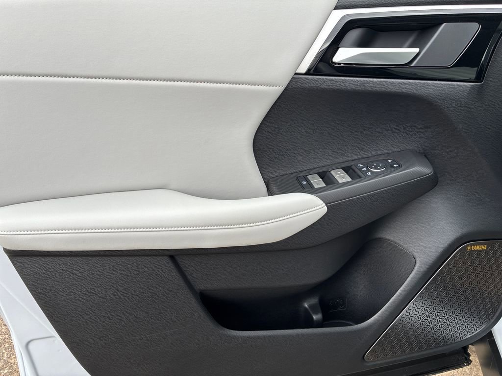 New 2026 Mitsubishi Outlander SE image 13