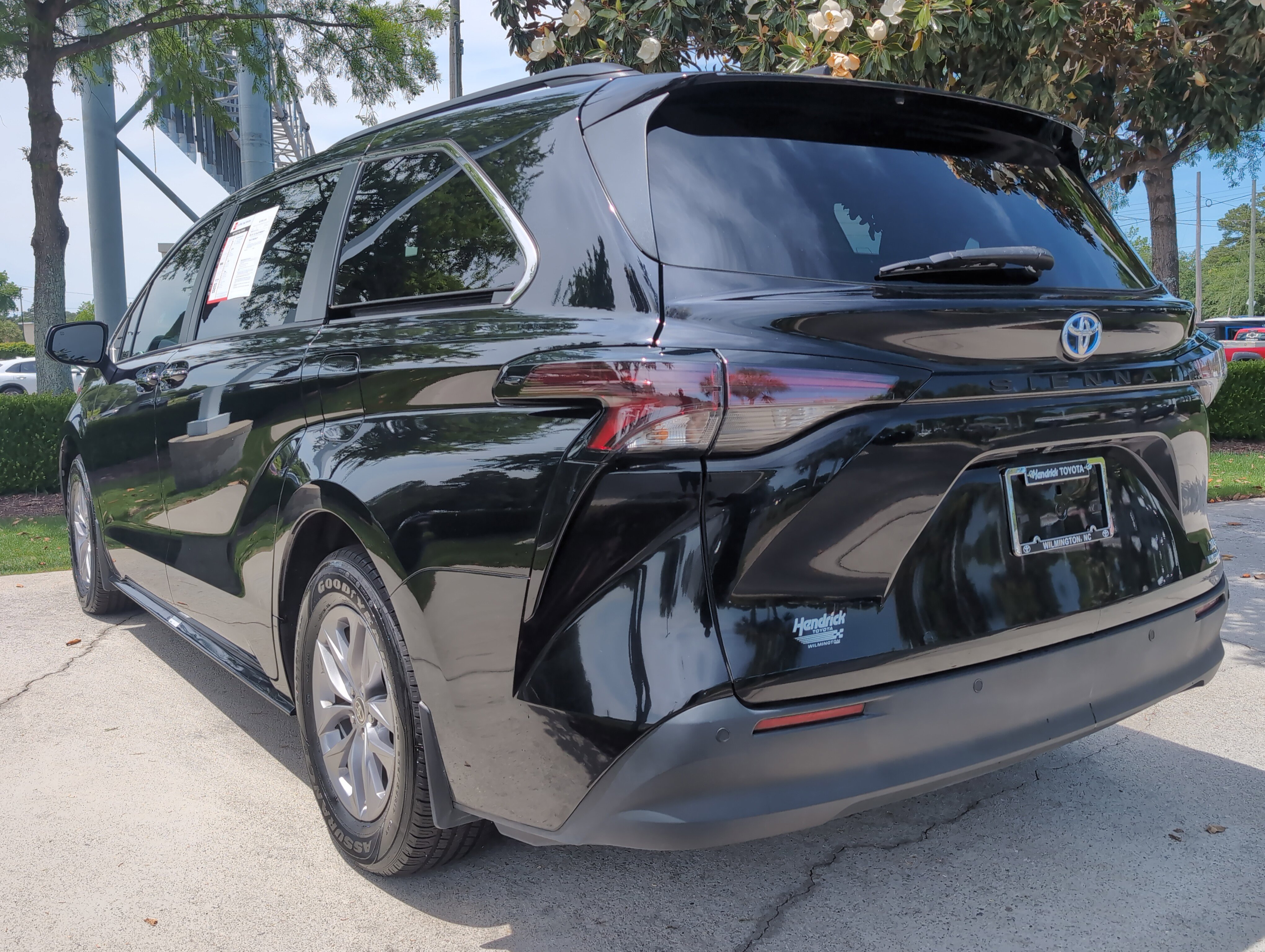 Certified 2023 Toyota Sienna XLE FWD image 8