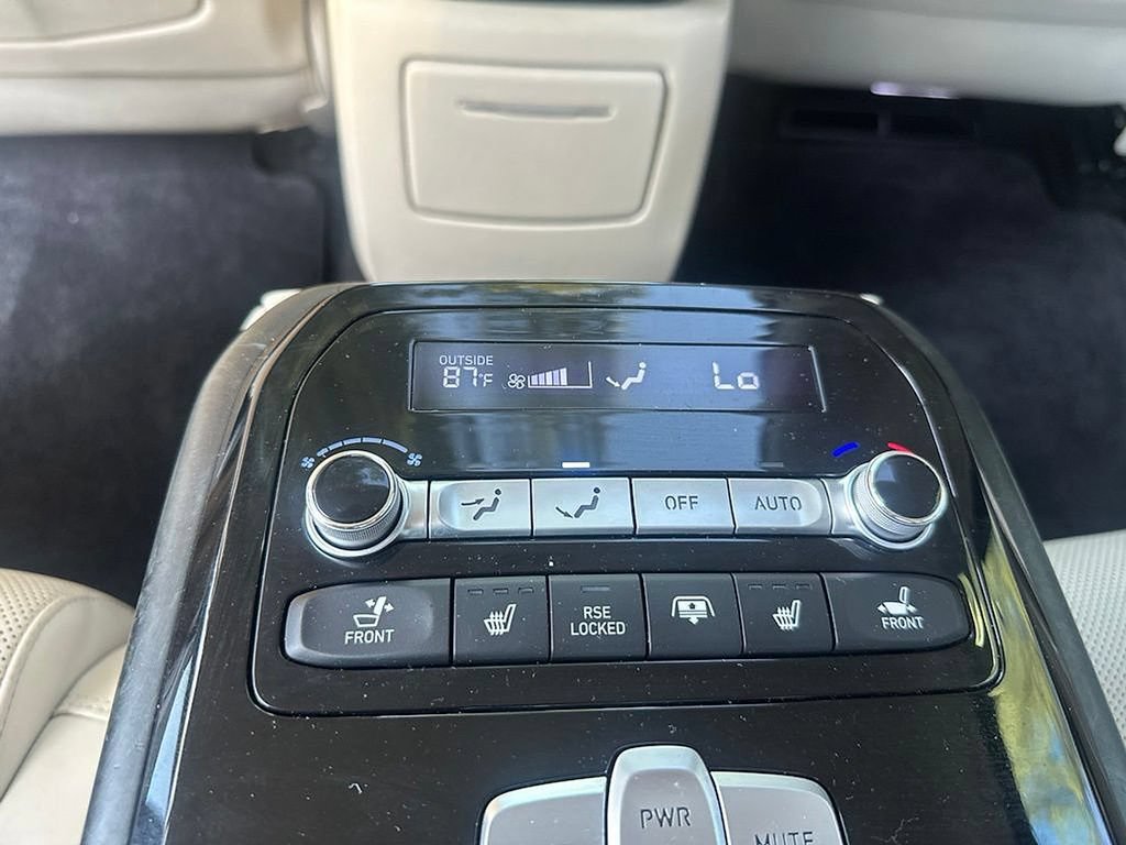 Used 2021 Genesis G90 3.3T Premium RWD image 10