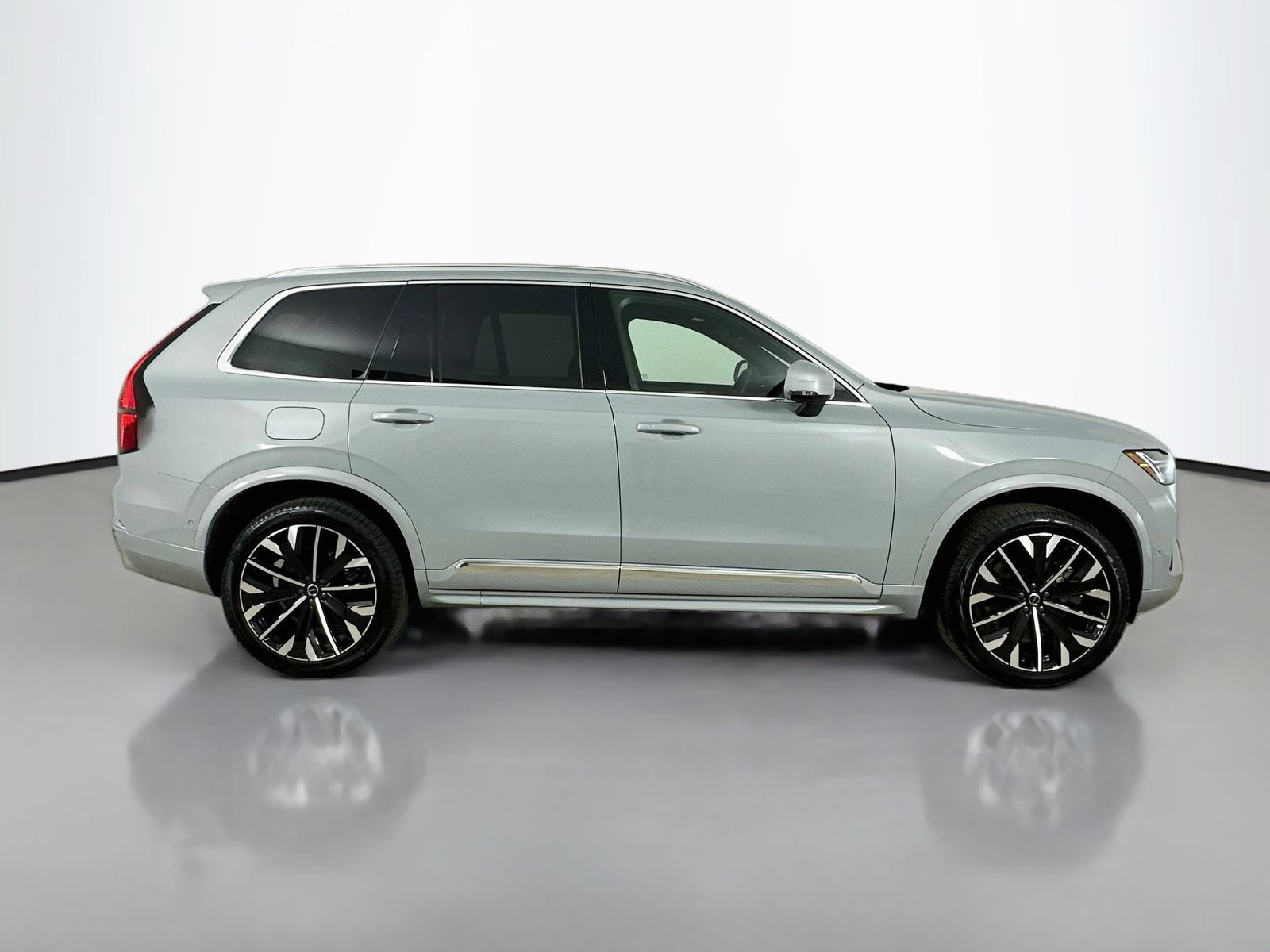 New 2026 Volvo XC90 T8 Plus w/ Protection Package Premier AWD/4WD image 4