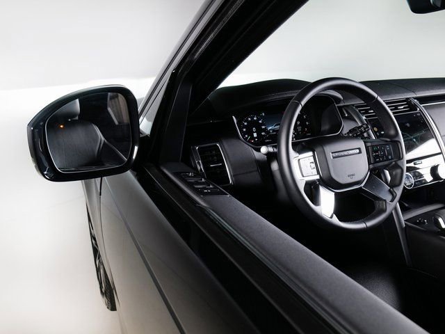 Used 2025 Land Rover Discovery S image 23