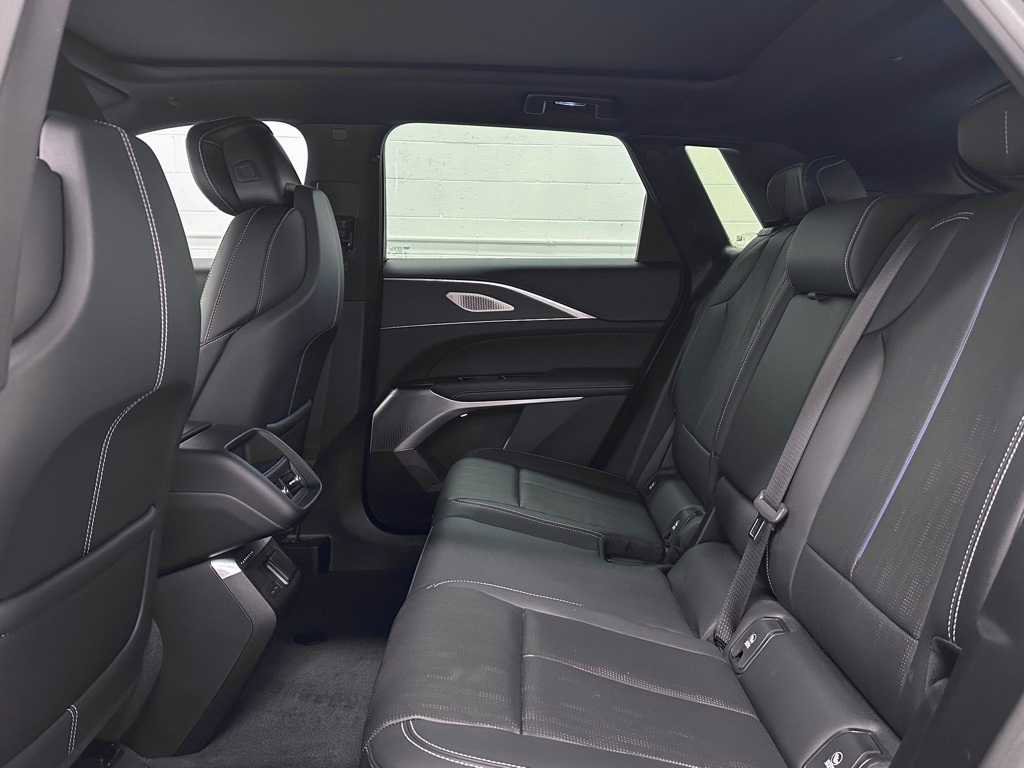 Used 2024 Cadillac Lyriq Luxury image 14