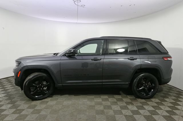 Used 2023 Jeep Grand Cherokee Altitude AWD/4WD image 6
