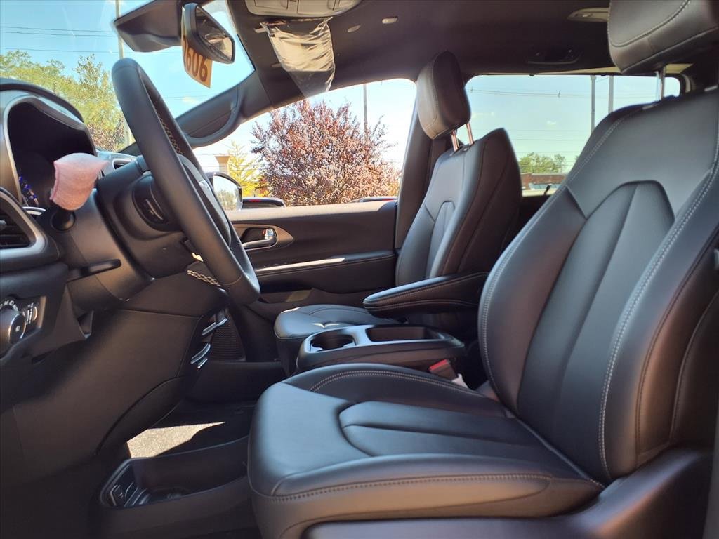 New 2026 Chrysler Pacifica Select image 9