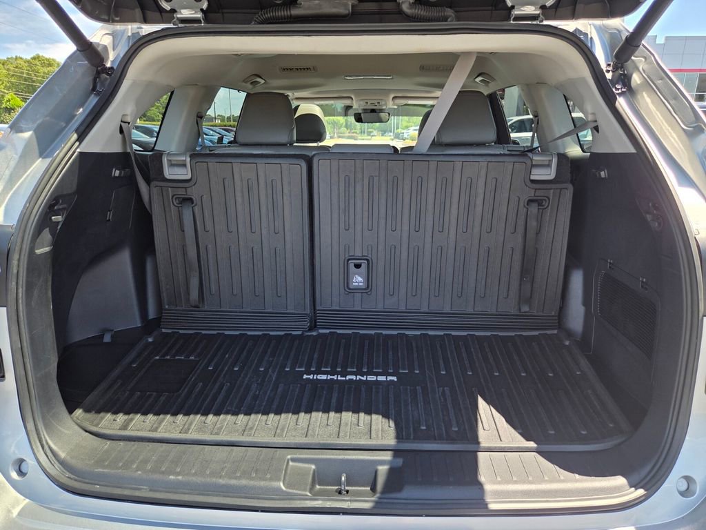 Certified 2024 Toyota Highlander XLE FWD image 12