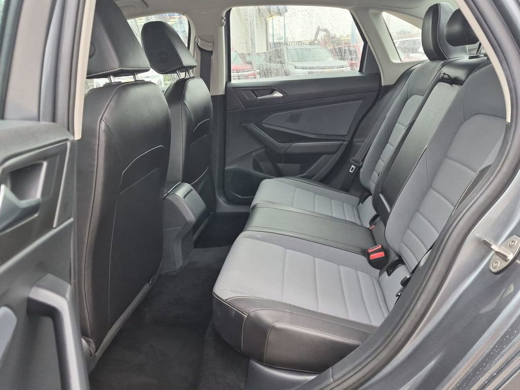 Used 2025 Volkswagen Jetta SE FWD image 21