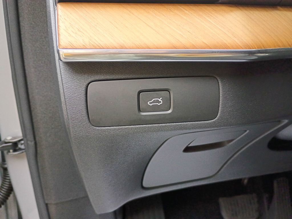 Used 2025 Volvo XC90 B6 Plus image 54