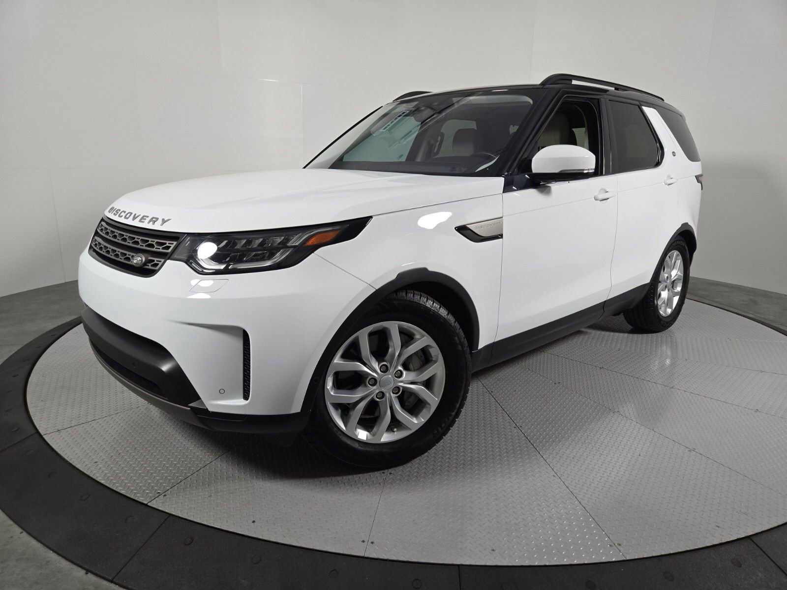 Used 2020 Land Rover Discovery SE AWD/4WD image 1