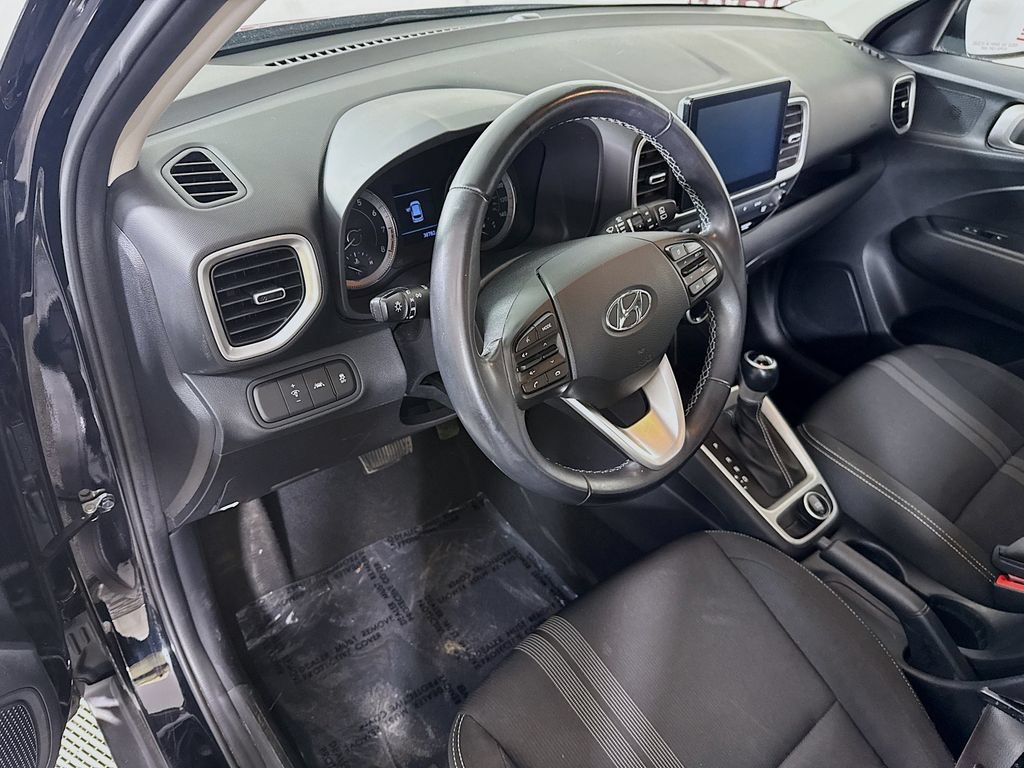 Certified 2021 Hyundai Venue SEL FWD image 17