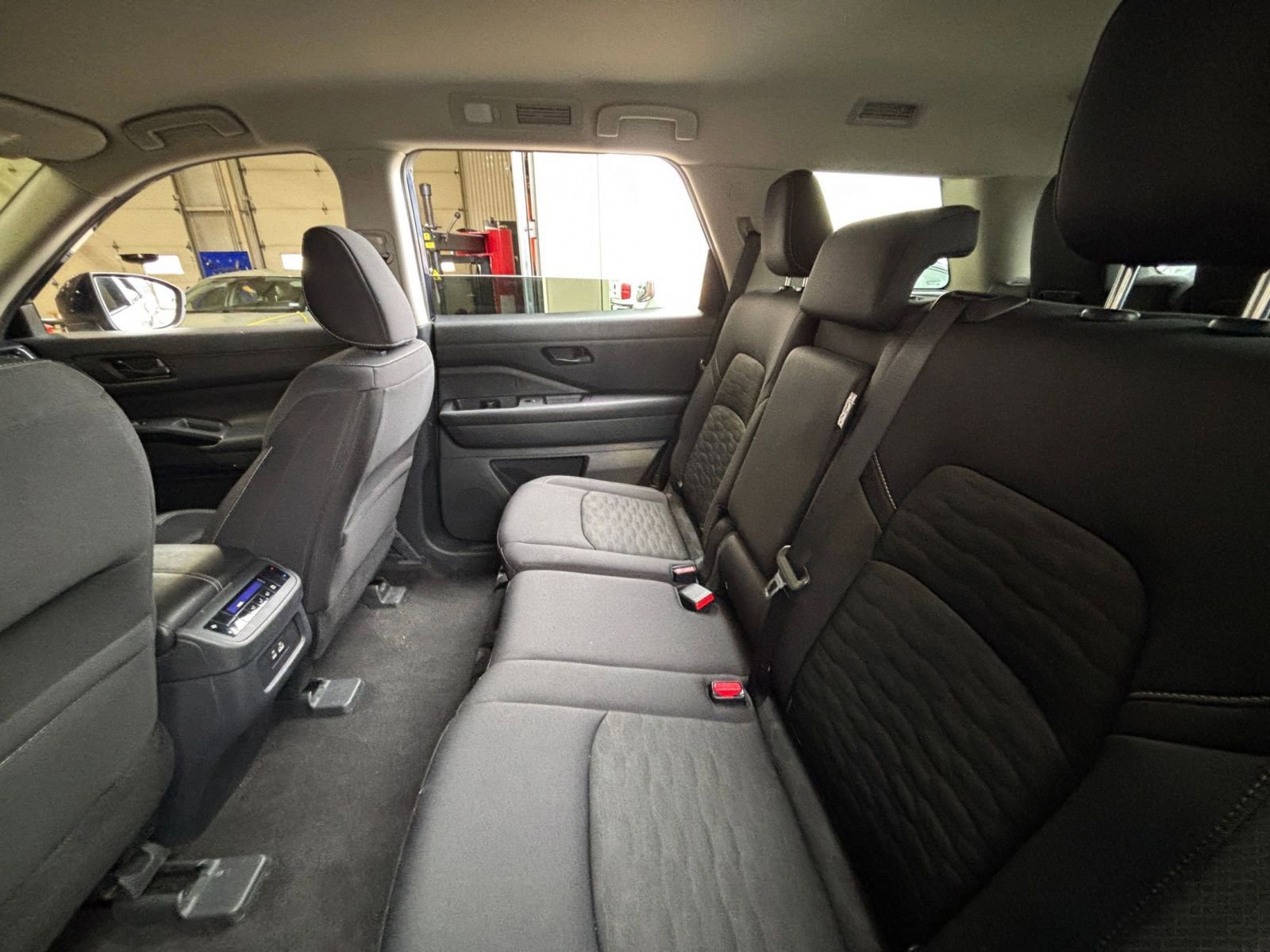 Used 2025 Nissan Pathfinder SV image 28