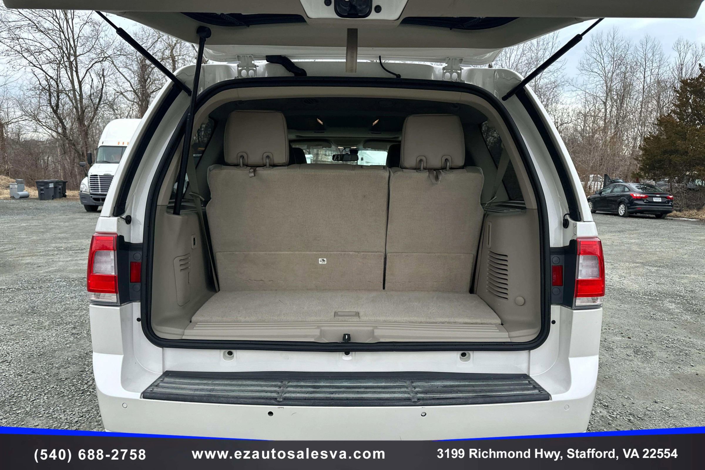 Used 2017 Lincoln Navigator Select image 11