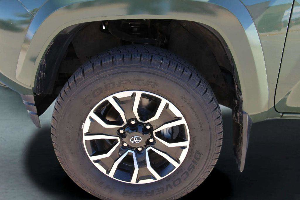 Used 2022 Toyota Tacoma TRD Sport w/ Technology Package image 10