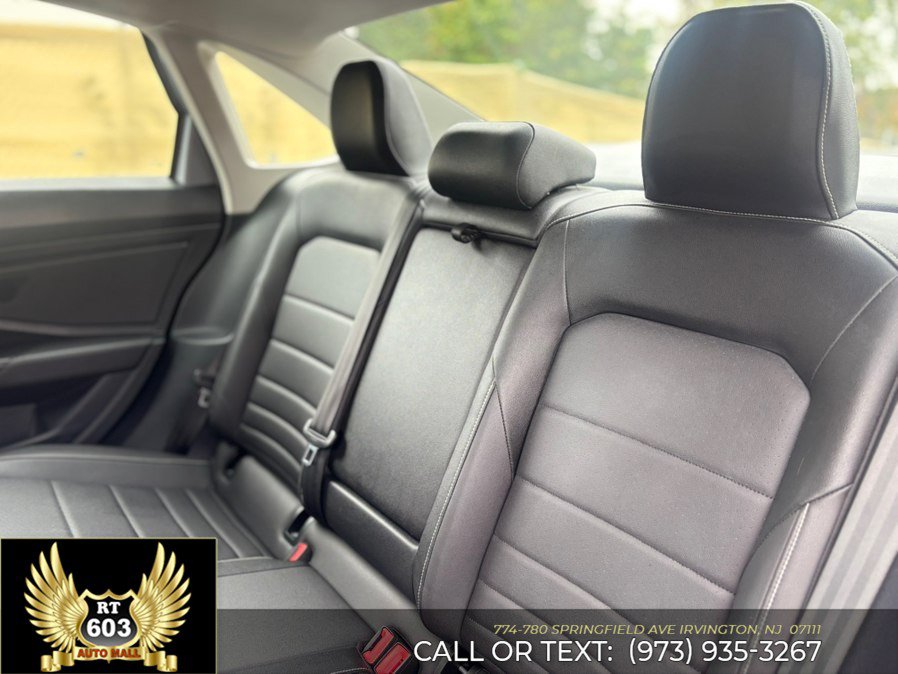 Used 2024 Volkswagen Jetta SE FWD image 9