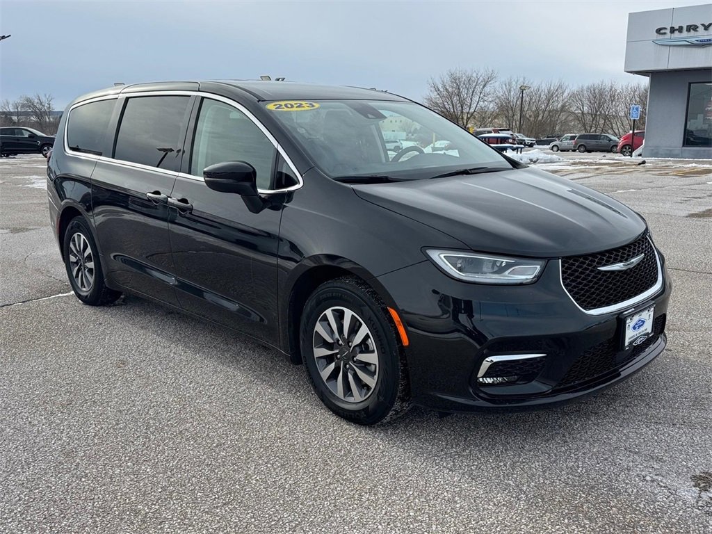 Used 2023 Chrysler Pacifica Touring-L image 1