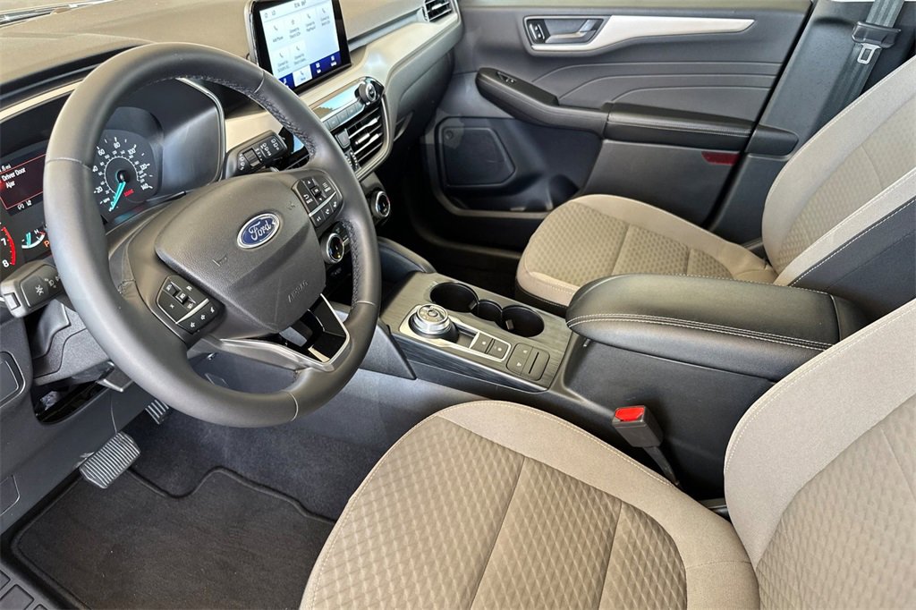 Used 2022 Ford Escape SE w/ SE Sport Appearance Package image 12