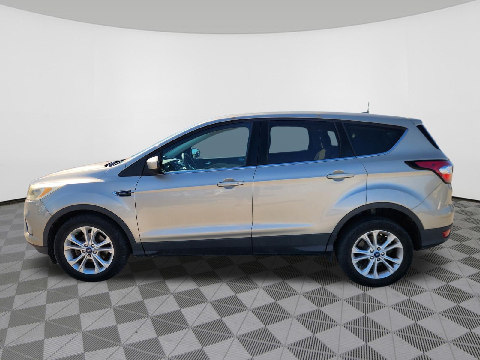 Used 2017 Ford Escape SE FWD image 5