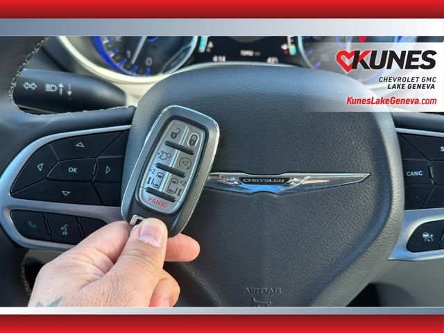 Used 2024 Chrysler Pacifica Touring-L image 25