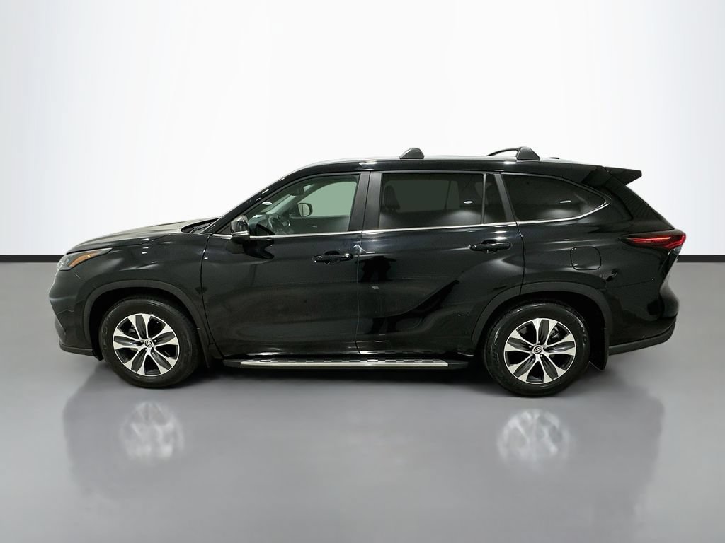 Used 2024 Toyota Highlander XLE FWD image 4
