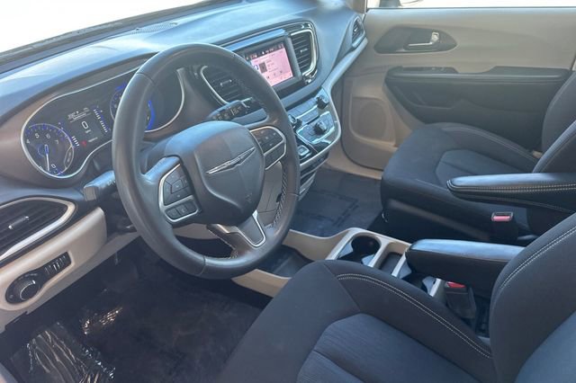 Used 2022 Chrysler Voyager LX image 13