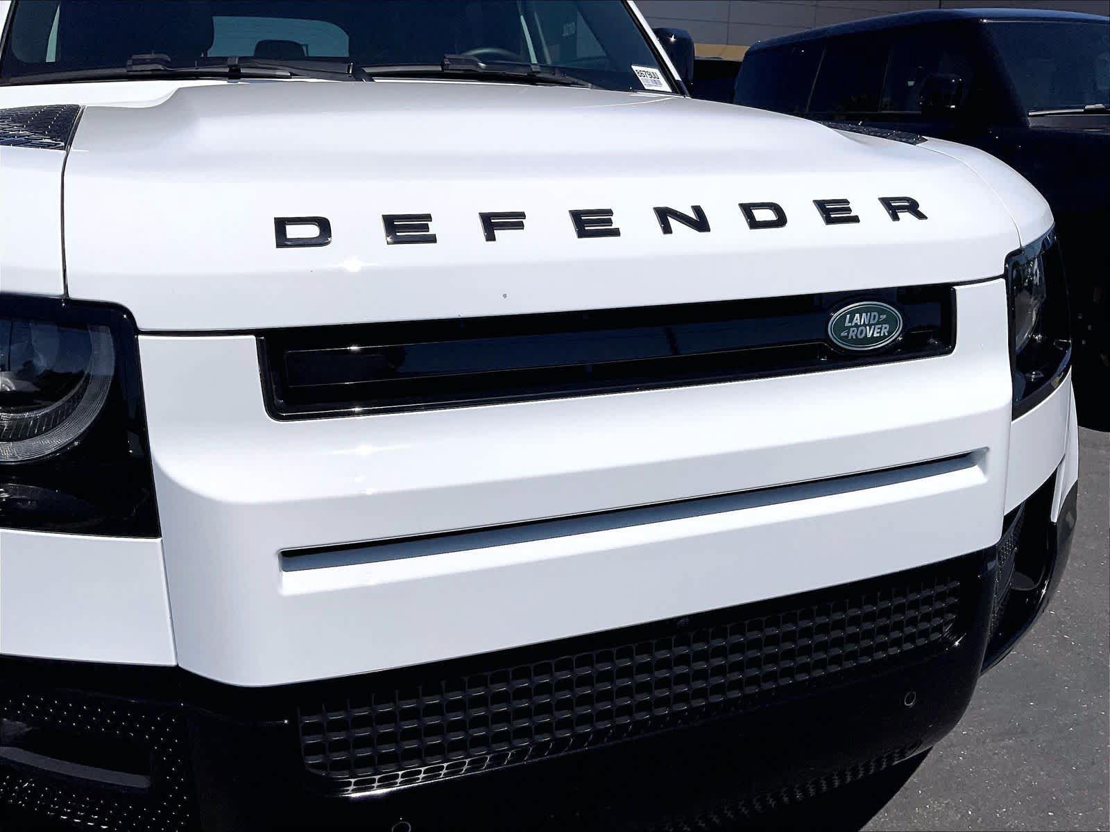 Used 2025 Land Rover Defender 110 V8 AWD/4WD image 33
