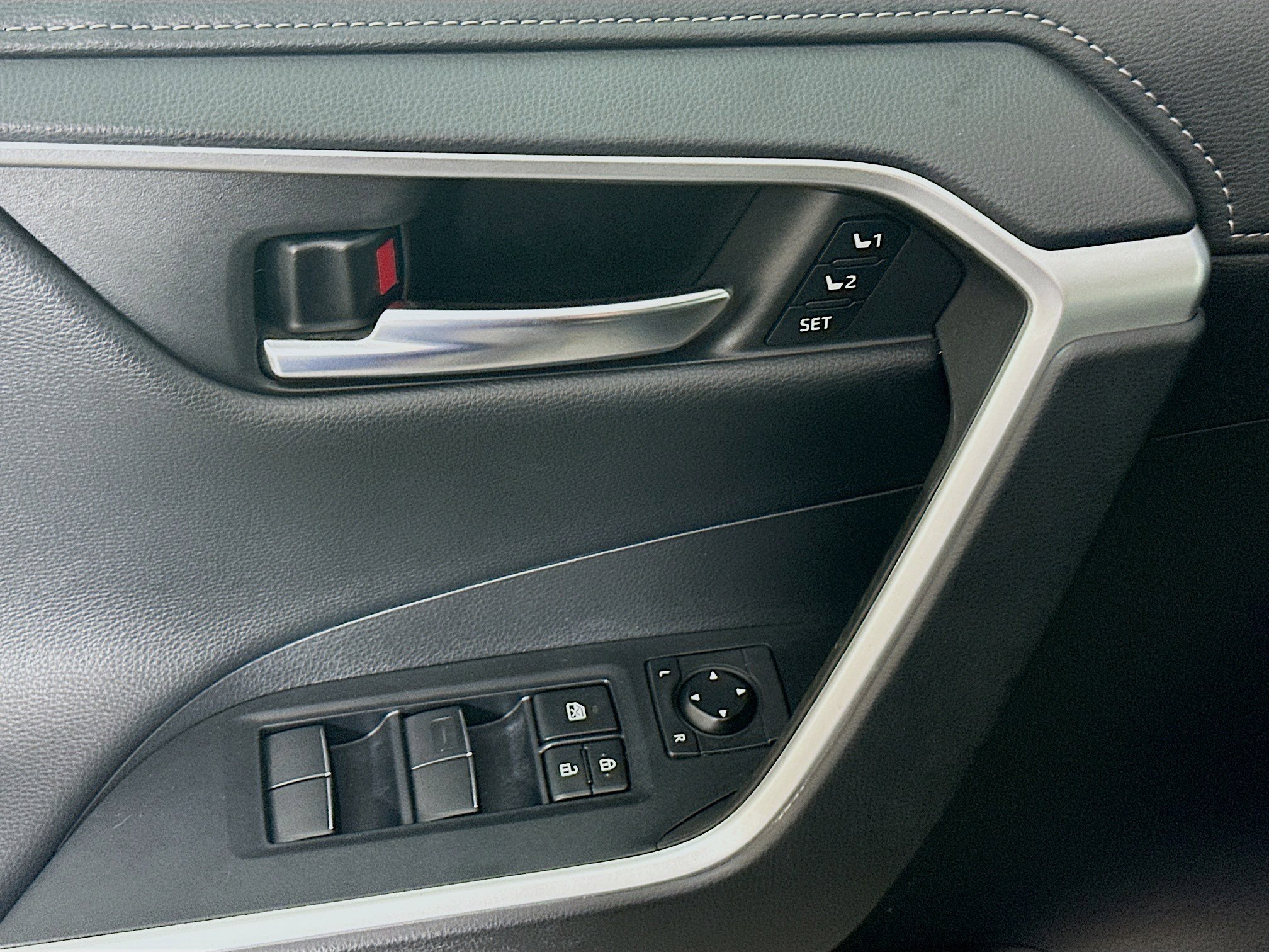 Used 2021 Toyota RAV4 Limited image 15