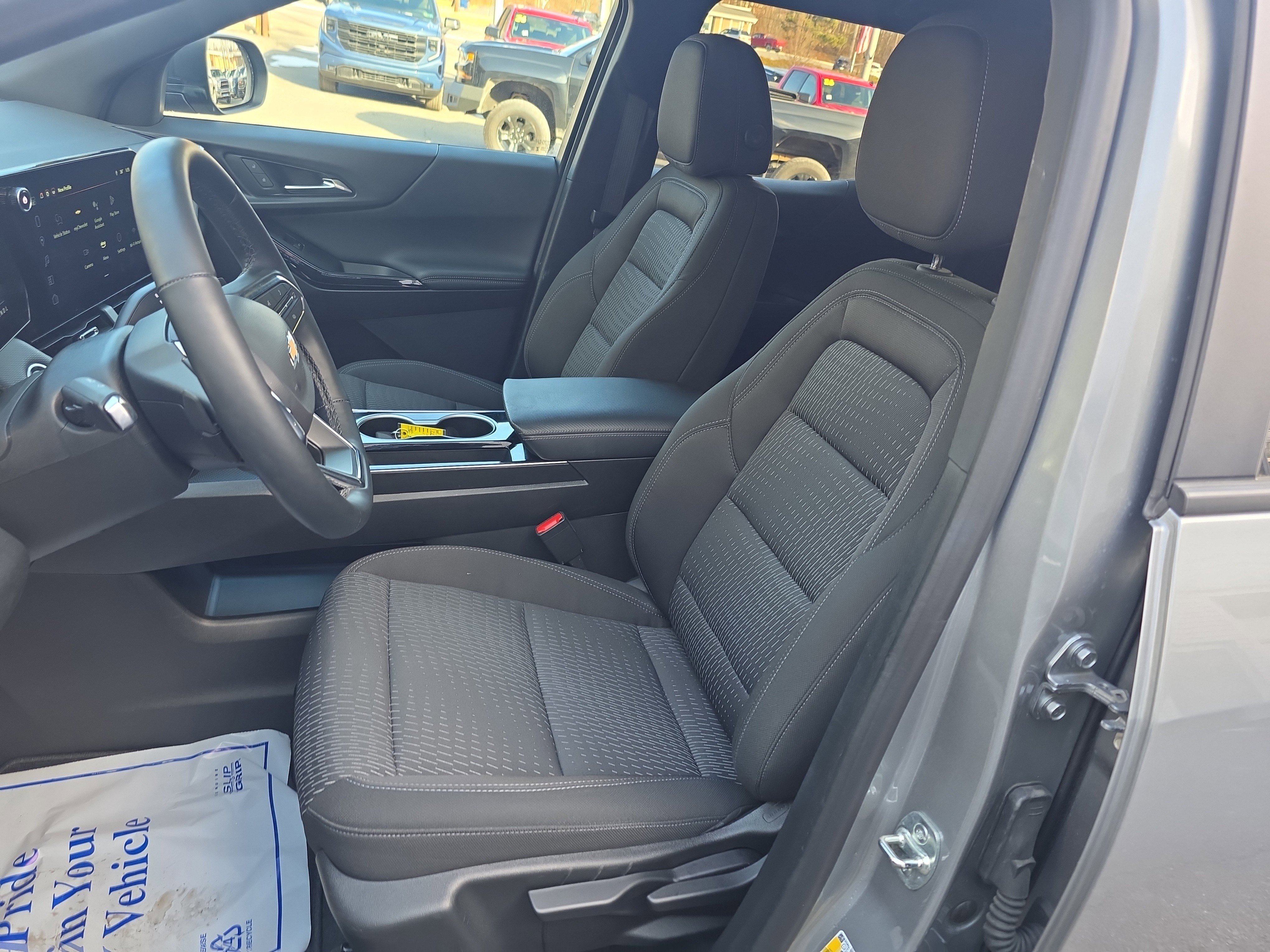 Used 2025 Chevrolet Equinox LT image 2