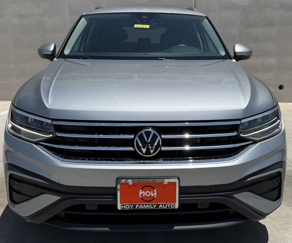 Used 2023 Volkswagen Tiguan SE image 2