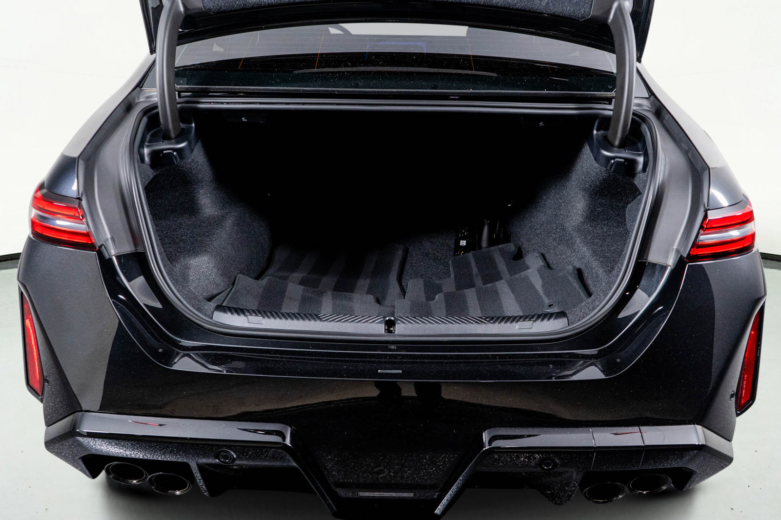 Used 2025 BMW M5 w/ Executive Package image 59