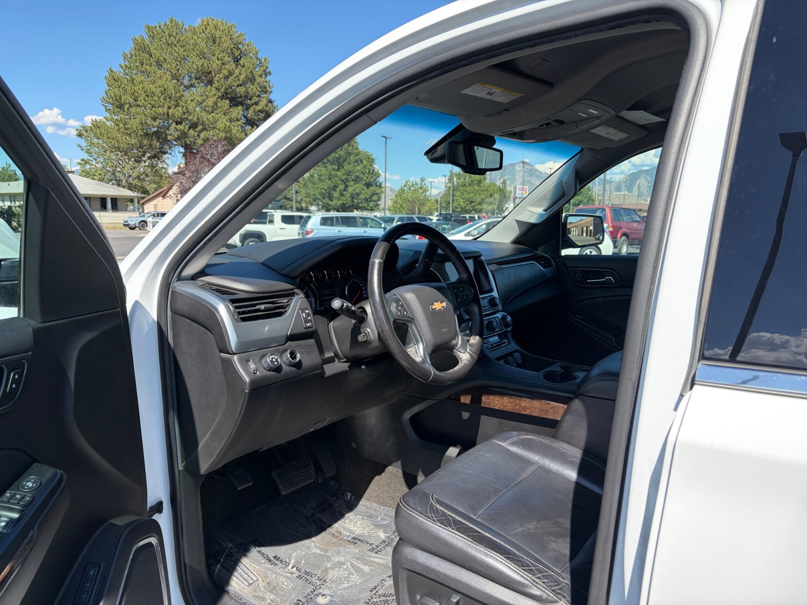 Used 2018 Chevrolet Suburban LT w/ Luxury Package AWD/4WD image 10