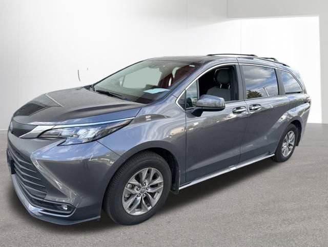 Used 2025 Toyota Sienna XLE w/ XLE Plus Package AWD/4WD image 2