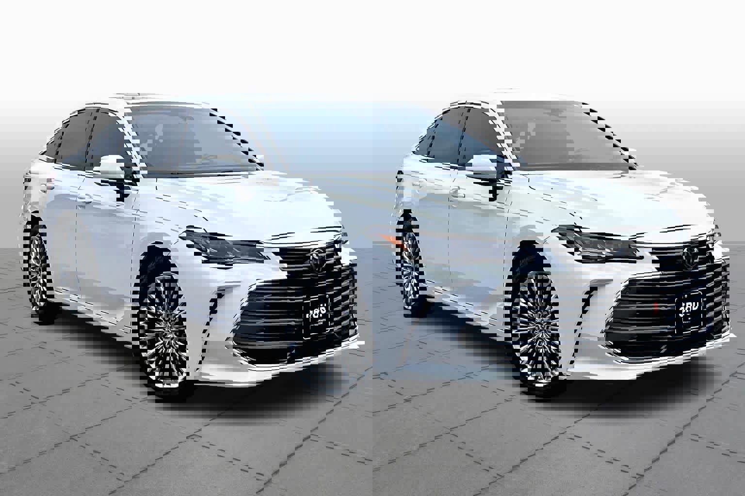 Used 2019 Toyota Avalon Limited image 3