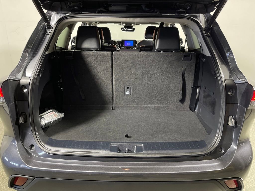 Used 2023 Toyota Highlander XLE image 6
