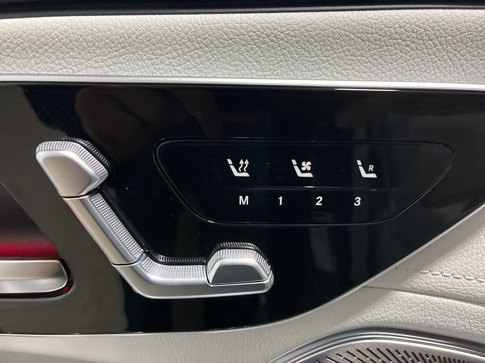 Used 2023 Mercedes-Benz EQS 580 4MATIC SUV image 16