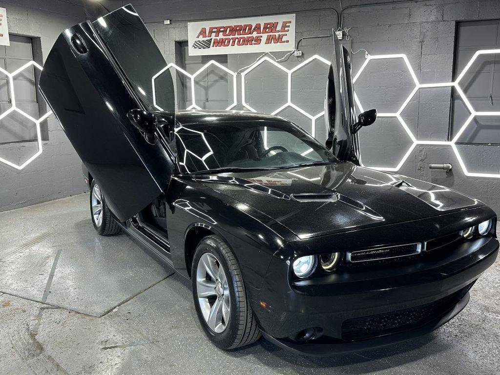 Used 2017 Dodge Challenger SXT RWD image 3